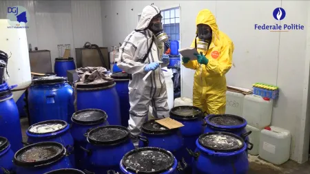 Twee onderzoekers van het CRU nemen stalen van de aangetroffen producten in een synthetisch drugslabo