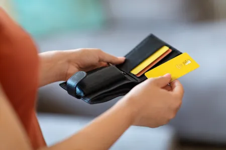 Tienduizenden euro's gestolen: valse koeriers en valse agenten stelen bankkaarten en informaticamateriaal 