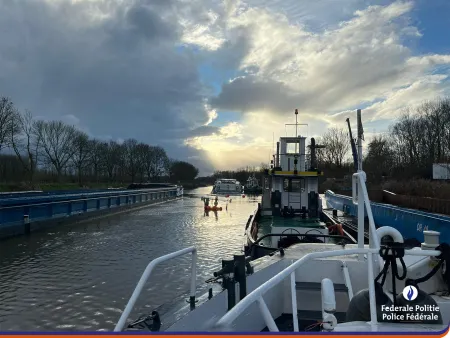 Péniche coulé : la Police Fédérale de la Navigation a assisté un convoi de 29 bateaux 