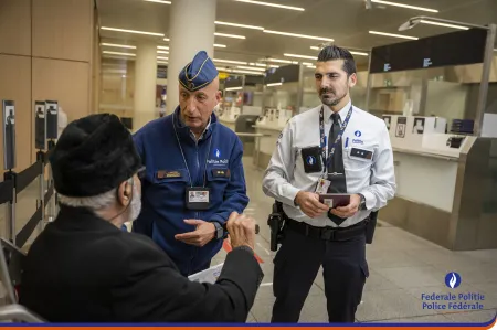 "Bien plus que d'apposer des cachets sur des passeports"