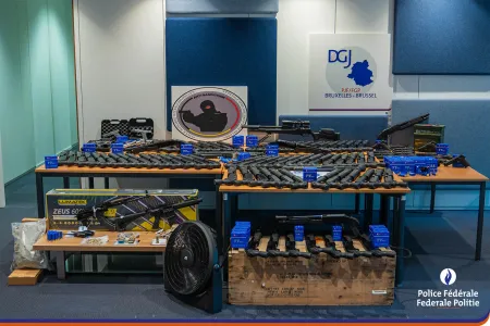 Plus de 110 armes à feu saisies et 6 personnes arrêtées suite à une vaste enquête menée par la PJF de Bruxelles