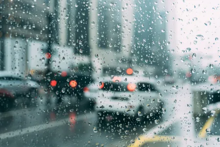 En temps de pluie : attention à l’aquaplanage