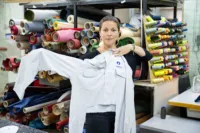 Un véritable uniforme de policier pour notre Manneken-Pis