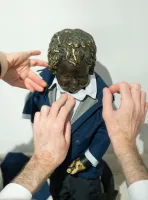 Un véritable uniforme de policier pour notre Manneken-Pis