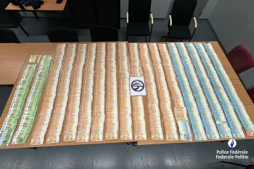 Meer dan 250 000 euro en meerdere kilo's drugs in beslag genomen bij een grote grensoverschrijdende actie 