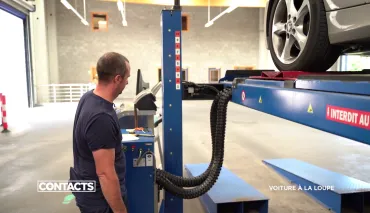 Contacts: Voiture à la loupe