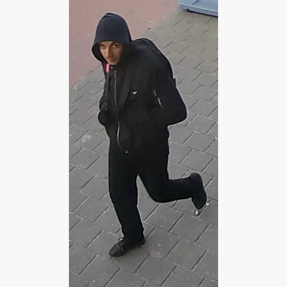 2 Overvallen op winkel “Kwantum” en              N° 351                             1 overval op de “Carrefour” door dezelfde dader                    